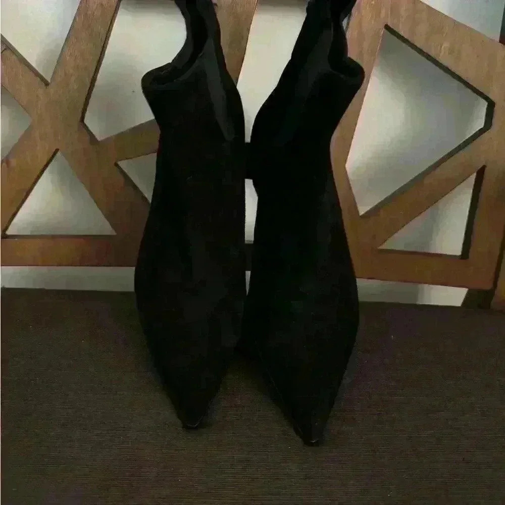 A G L
Leather ankle boot with elastic used like a new - Picture 4 of 11